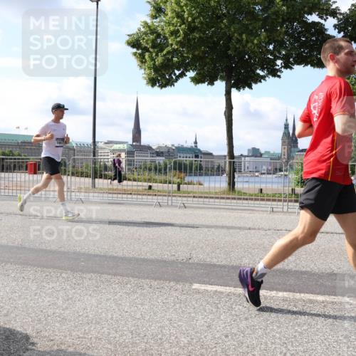 29.06.2025 - hella hamburg halbmarathon Lena Gebhardt http://msf.ph/oto/8448900 29.06.2025 09:53:46 Lombardsbrücke 1667, 1098, 1466, 1558, 1750, 1759, 2270, 2365, 2402, 2516, 2623, 2823, 2890, 2937, 3004, 3146, 3186, 3414, 4091, 4140, 4235, 4247, 4310, 4949, 5022, 5115, 5362, 5460, 5528, 5532, 5624, 5650, 5692, 6071, 6198, 6282, 6309, 6375, 6388, 6460, 6575, 6903, 7167, 7322, 7385, 7448, 7480, 7734, 8023, 8269, 9030, 9043, 9105, 9126, 9619, 9626, 9633, 9723, 9965, 10792, 11077, 11936, 13009 meine-sportfotos.de