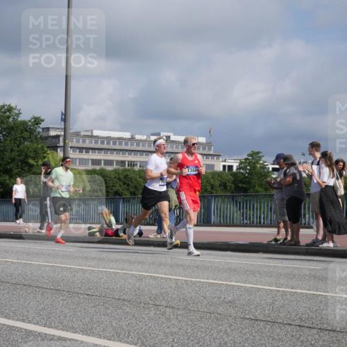 29.06.2025 - hella hamburg halbmarathon Luisa Fischer http://msf.ph/oto/8448919 29.06.2025 09:48:55 Kennedybrücke 11661, 1344, 1344, 1889, 2243, 4477, 4944, 5048, 7628, 10865 meine-sportfotos.de