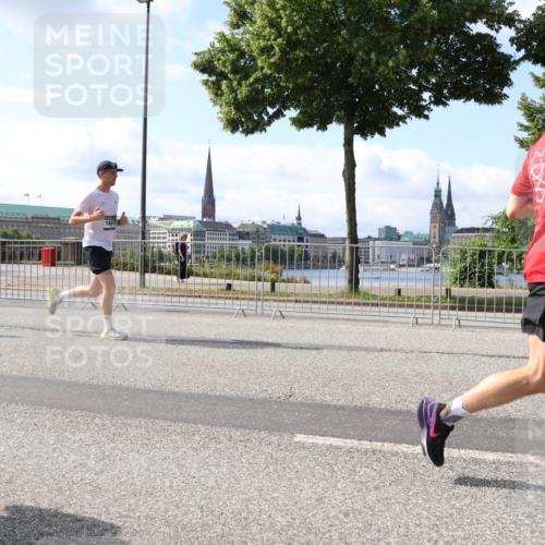 29.06.2025 - hella hamburg halbmarathon Lena Gebhardt http://msf.ph/oto/8448941 29.06.2025 09:53:46 Lombardsbrücke 1667, 1098, 1466, 1558, 1750, 1759, 2270, 2365, 2402, 2516, 2623, 2823, 2890, 2937, 3004, 3146, 3186, 3414, 4091, 4140, 4235, 4247, 4310, 4949, 5022, 5115, 5362, 5460, 5528, 5532, 5624, 5650, 5692, 6071, 6198, 6282, 6309, 6375, 6388, 6460, 6575, 6903, 7167, 7322, 7385, 7448, 7480, 7734, 8023, 8269, 9030, 9043, 9105, 9126, 9619, 9626, 9633, 9723, 9965, 10792, 11077, 11936, 13009 meine-sportfotos.de