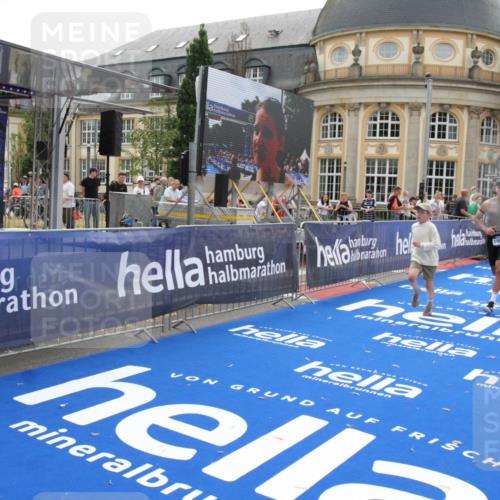 29.06.2025 - hella hamburg halbmarathon Michael Strokosch http://msf.ph/oto/8448989 29.06.2025 10:29:07 Ziel 3043, 10171, 10351, 16157, 18874 meine-sportfotos.de