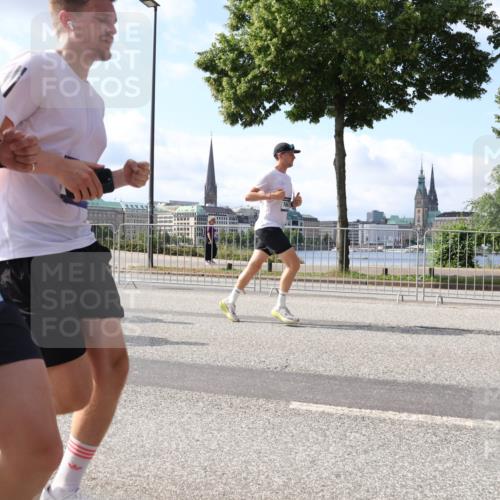 29.06.2025 - hella hamburg halbmarathon Lena Gebhardt http://msf.ph/oto/8449001 29.06.2025 09:53:46 Lombardsbrücke 7001, 4140, 1098, 1466, 1558, 1750, 1759, 2270, 2365, 2402, 2516, 2623, 2823, 2890, 2937, 3004, 3146, 3186, 3414, 4091, 4140, 4235, 4247, 4310, 4949, 5022, 5115, 5362, 5460, 5528, 5532, 5624, 5650, 5692, 6071, 6198, 6282, 6309, 6375, 6388, 6460, 6575, 6903, 7167, 7322, 7385, 7448, 7480, 7734, 8023, 8269, 9030, 9043, 9105, 9126, 9619, 9626, 9633, 9723, 9965, 10792, 11077, 11936, 13009 meine-sportfotos.de