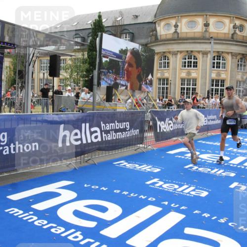 29.06.2025 - hella hamburg halbmarathon Michael Strokosch http://msf.ph/oto/8449006 29.06.2025 10:29:07 Ziel 3043, 10171, 10351, 16157, 18874 meine-sportfotos.de