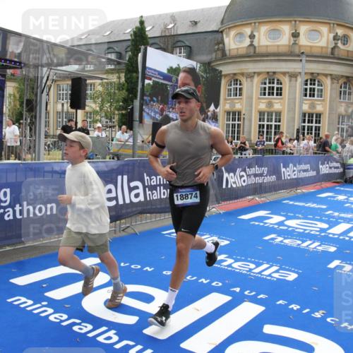 29.06.2025 - hella hamburg halbmarathon Michael Strokosch http://msf.ph/oto/8449067 29.06.2025 10:29:08 Ziel 3043, 8473, 10171, 10351, 16157, 18874 meine-sportfotos.de