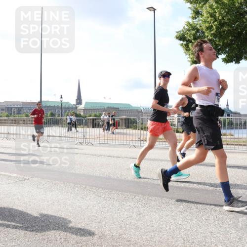 29.06.2025 - hella hamburg halbmarathon Lena Gebhardt http://msf.ph/oto/8449151 29.06.2025 09:53:48 Lombardsbrücke 4949, 17, 1098, 1466, 1558, 1750, 1902, 2270, 2365, 2402, 2516, 2623, 2823, 2890, 2937, 3004, 3146, 3186, 3414, 4091, 4140, 4235, 4237, 4247, 4310, 4949, 5022, 5115, 5362, 5460, 5528, 5532, 5650, 5692, 6071, 6198, 6282, 6309, 6375, 6388, 6460, 6575, 6903, 7167, 7322, 7385, 7448, 7480, 7734, 8023, 8269, 9030, 9043, 9105, 9126, 9482, 9619, 9626, 9633, 9723, 9965, 10792, 11077, 11936, 12084, 13009 meine-sportfotos.de