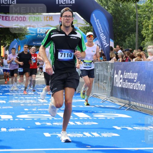 29.06.2025 - hella hamburg halbmarathon Strokosch-Dieckow http://msf.ph/oto/8449154 29.06.2025 10:38:23 Ziel 1042, 1688, 1710, 2745, 3014, 3431, 3790, 6095, 7110, 8571, 14992, 16075, 16280, 18357, 18761 meine-sportfotos.de