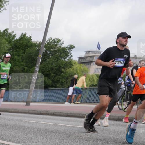 29.06.2025 - hella hamburg halbmarathon Luisa Fischer http://msf.ph/oto/8449175 29.06.2025 10:31:20 Kennedybrücke 13043, 13045, 80, 174, 5285, 5707, 5939, 7497, 7667, 7764, 7980, 9855, 10412, 10413 meine-sportfotos.de