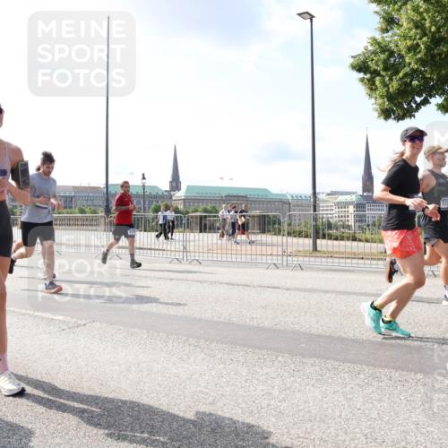 29.06.2025 - hella hamburg halbmarathon Lena Gebhardt http://msf.ph/oto/8449186 29.06.2025 09:53:48 Lombardsbrücke 1737, 1098, 1466, 1558, 1750, 1902, 2270, 2365, 2402, 2516, 2623, 2823, 2890, 2937, 3004, 3146, 3186, 3414, 4091, 4140, 4235, 4237, 4247, 4310, 4949, 5022, 5115, 5362, 5460, 5528, 5532, 5650, 5692, 6071, 6198, 6282, 6309, 6375, 6388, 6460, 6575, 6903, 7167, 7322, 7385, 7448, 7480, 7734, 8023, 8269, 9030, 9043, 9105, 9126, 9482, 9619, 9626, 9633, 9723, 9965, 10792, 11077, 11936, 12084, 13009 meine-sportfotos.de