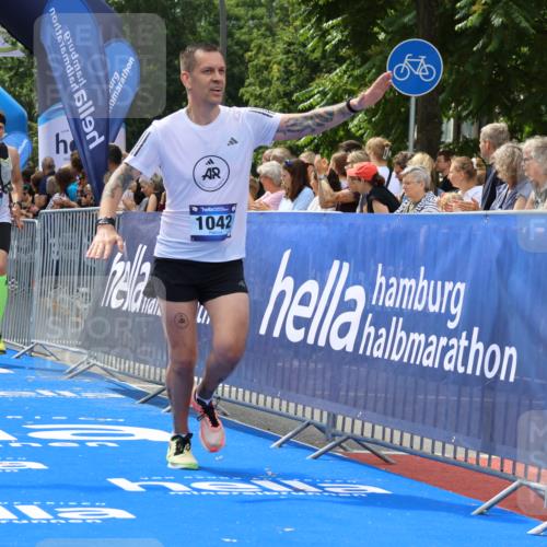 29.06.2025 - hella hamburg halbmarathon Strokosch-Dieckow http://msf.ph/oto/8449187 29.06.2025 10:38:21 Ziel 1042, 1688, 1710, 2745, 3014, 3431, 3790, 6095, 7110, 8002, 8571, 14992, 16075, 16280, 18357, 18584, 18761 meine-sportfotos.de