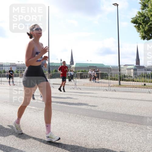 29.06.2025 - hella hamburg halbmarathon Lena Gebhardt http://msf.ph/oto/8449208 29.06.2025 09:53:48 Lombardsbrücke 5115, 1098, 1466, 1558, 1750, 1902, 2270, 2365, 2402, 2516, 2623, 2823, 2890, 2937, 3004, 3146, 3186, 3414, 4091, 4140, 4235, 4237, 4247, 4310, 4949, 5022, 5115, 5362, 5460, 5528, 5532, 5650, 5692, 6071, 6198, 6282, 6309, 6375, 6388, 6460, 6575, 6903, 7167, 7322, 7385, 7448, 7480, 7734, 8023, 8269, 9030, 9043, 9105, 9126, 9482, 9619, 9626, 9633, 9723, 9965, 10792, 11077, 11936, 12084, 13009 meine-sportfotos.de