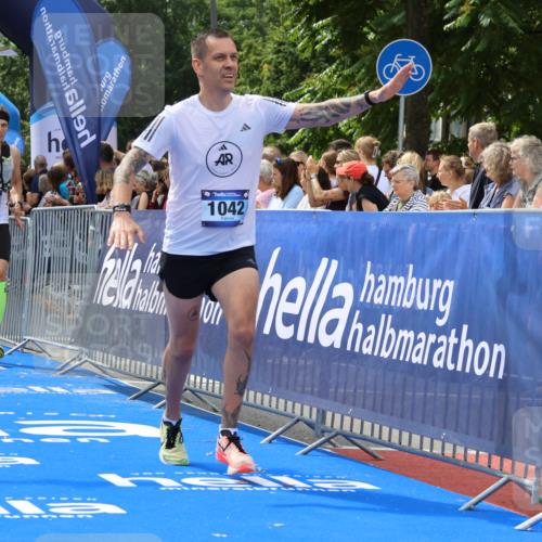 29.06.2025 - hella hamburg halbmarathon Strokosch-Dieckow http://msf.ph/oto/8449217 29.06.2025 10:38:21 Ziel 1042, 1688, 1710, 2745, 3014, 3431, 3790, 6095, 7110, 8002, 8571, 14992, 16075, 16280, 18357, 18584, 18761 meine-sportfotos.de