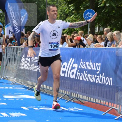 29.06.2025 - hella hamburg halbmarathon Strokosch-Dieckow http://msf.ph/oto/8449240 29.06.2025 10:38:21 Ziel 1042, 1688, 1710, 2745, 3014, 3431, 3790, 6095, 7110, 8002, 8571, 14992, 16075, 16280, 18357, 18584, 18761 meine-sportfotos.de