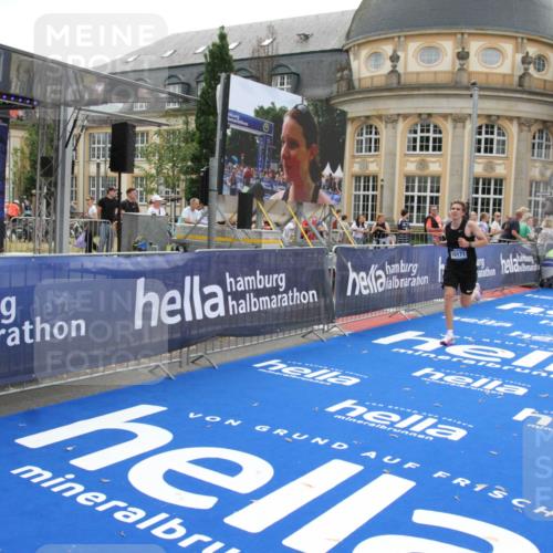 29.06.2025 - hella hamburg halbmarathon Michael Strokosch http://msf.ph/oto/8449246 29.06.2025 10:29:12 Ziel 3043, 8473, 10171, 16157, 19194 meine-sportfotos.de