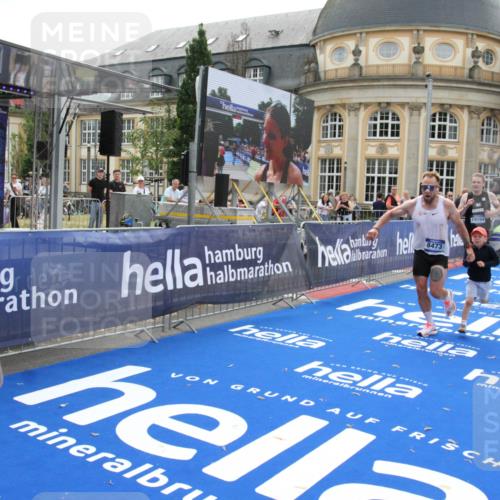 29.06.2025 - hella hamburg halbmarathon Michael Strokosch http://msf.ph/oto/8449340 29.06.2025 10:29:14 Ziel 3043, 8473, 10171, 16157, 19194 meine-sportfotos.de
