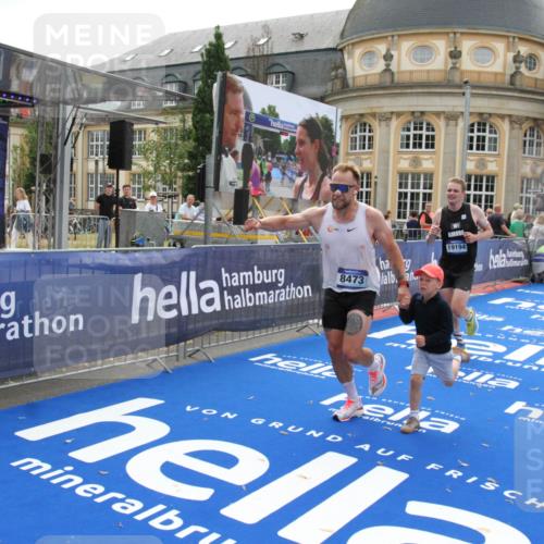 29.06.2025 - hella hamburg halbmarathon Michael Strokosch http://msf.ph/oto/8449382 29.06.2025 10:29:15 Ziel 3043, 8473, 10171, 19194 meine-sportfotos.de