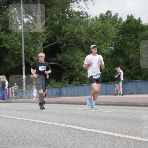 29.06.2025 - hella hamburg halbmarathon Luisa Fischer http://msf.ph/oto/8449390 29.06.2025 10:31:30 Kennedybrücke 13860, 6102, 4834, 6102, 6345, 7497, 10412, 10413 meine-sportfotos.de