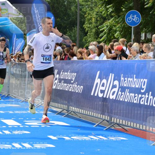 29.06.2025 - hella hamburg halbmarathon Strokosch-Dieckow http://msf.ph/oto/8449449 29.06.2025 10:38:20 Ziel 1042, 1688, 1710, 2745, 2849, 3014, 3431, 3790, 6095, 7110, 8002, 14688, 14992, 16075, 16280, 18584, 18761 meine-sportfotos.de