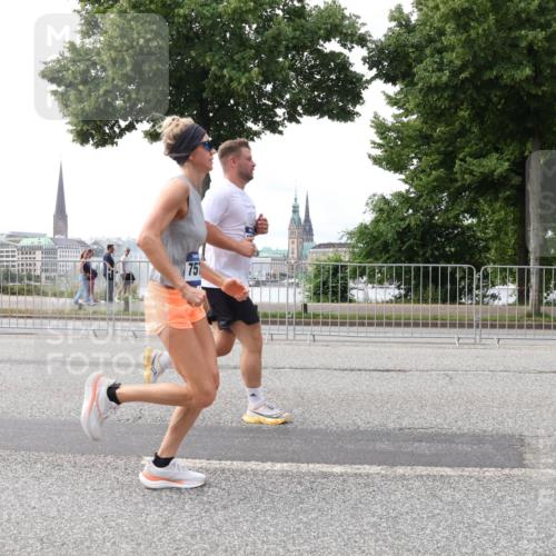 29.06.2025 - hella hamburg halbmarathon Lena Gebhardt http://msf.ph/oto/8449453 29.06.2025 10:30:40 Lombardsbrücke 751, 1059, 1472, 1647, 2268, 2505, 2569, 2754, 2755, 2901, 3131, 3281, 3443, 4198, 4575, 4819, 6344, 6556, 6616, 7071, 7120, 9830, 10880, 11981, 11984, 12349, 12350, 12460, 12461, 12504, 12687, 12688, 13418, 14095, 14216, 14421, 14803, 15299, 15757, 15789, 15938, 16504, 16791, 16864, 18046, 18362, 18671, 18795, 18860 meine-sportfotos.de