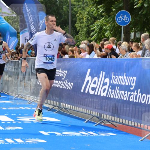 29.06.2025 - hella hamburg halbmarathon Strokosch-Dieckow http://msf.ph/oto/8449509 29.06.2025 10:38:20 Ziel 1042, 1688, 1710, 2745, 2849, 3014, 3431, 3790, 6095, 7110, 8002, 14688, 14992, 16075, 16280, 18584, 18761 meine-sportfotos.de
