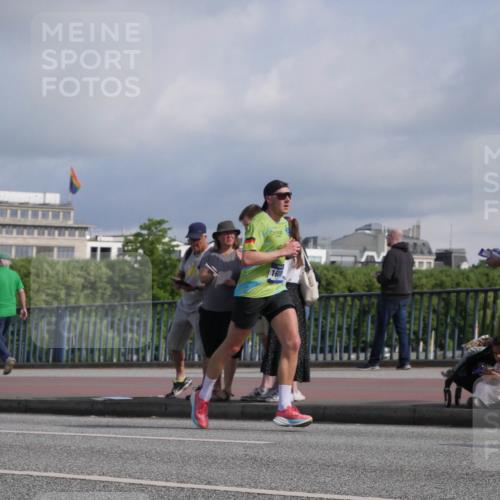29.06.2025 - hella hamburg halbmarathon Luisa Fischer http://msf.ph/oto/8449518 29.06.2025 09:49:13 Kennedybrücke 1053, 1577, 5193, 7466, 8323, 10477 meine-sportfotos.de