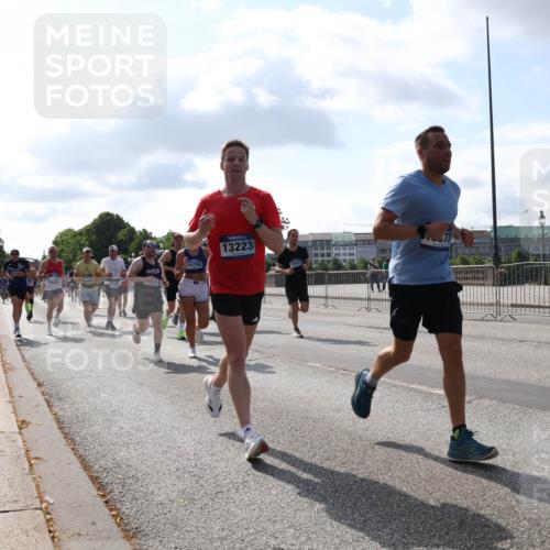 29.06.2025 - hella hamburg halbmarathon Lena Gebhardt http://msf.ph/oto/8449546 29.06.2025 09:53:50 Lombardsbrücke 110, 10792, 13223, 1098, 1413, 1476, 1750, 1902, 2270, 2365, 2402, 2516, 2623, 2823, 2890, 2937, 3004, 3146, 3186, 3414, 4140, 4235, 4237, 4247, 4310, 4949, 5115, 5362, 5460, 5528, 5532, 5650, 5692, 6071, 6198, 6282, 6309, 6375, 6388, 6575, 6903, 7167, 7385, 7448, 7480, 7734, 8023, 8269, 8928, 9030, 9043, 9105, 9126, 9482, 9619, 9626, 9633, 9723, 9965, 10792, 11077, 11936, 12084, 13009 meine-sportfotos.de