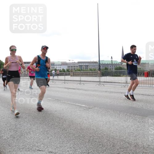 29.06.2025 - hella hamburg halbmarathon Lena Gebhardt http://msf.ph/oto/8449548 29.06.2025 10:30:42 Lombardsbrücke 2754, 2755, 4198, 1836, 1059, 1472, 1647, 2268, 2505, 2569, 2754, 2755, 2901, 3131, 3281, 4198, 4575, 4819, 6344, 6556, 6620, 7071, 7120, 9830, 10880, 10989, 11981, 11984, 12349, 12350, 12384, 12460, 12461, 12687, 12688, 13418, 14095, 14216, 14421, 14803, 15299, 15757, 15789, 15938, 16504, 16791, 16864, 17742, 18046, 18362, 18671, 18795, 18860, 19052 meine-sportfotos.de