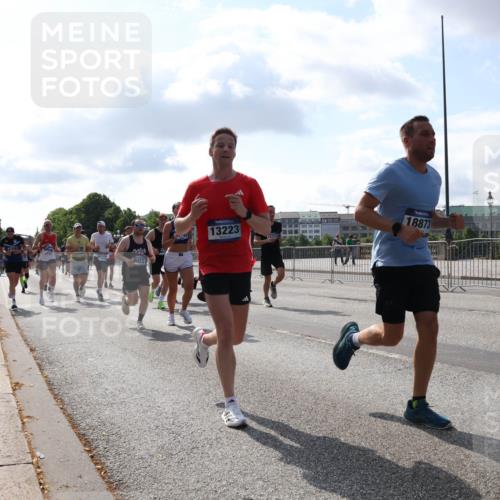 29.06.2025 - hella hamburg halbmarathon Lena Gebhardt http://msf.ph/oto/8449560 29.06.2025 09:53:50 Lombardsbrücke 8023, 13223, 18873, 1098, 1413, 1476, 1750, 1902, 2270, 2365, 2402, 2516, 2623, 2823, 2890, 2937, 3004, 3146, 3186, 3414, 4140, 4235, 4237, 4247, 4310, 4949, 5115, 5362, 5460, 5528, 5532, 5650, 5692, 6071, 6198, 6282, 6309, 6375, 6388, 6575, 6903, 7167, 7385, 7448, 7480, 7734, 8023, 8269, 8928, 9030, 9043, 9105, 9126, 9482, 9619, 9626, 9633, 9723, 9965, 10792, 11077, 11936, 12084, 13009 meine-sportfotos.de