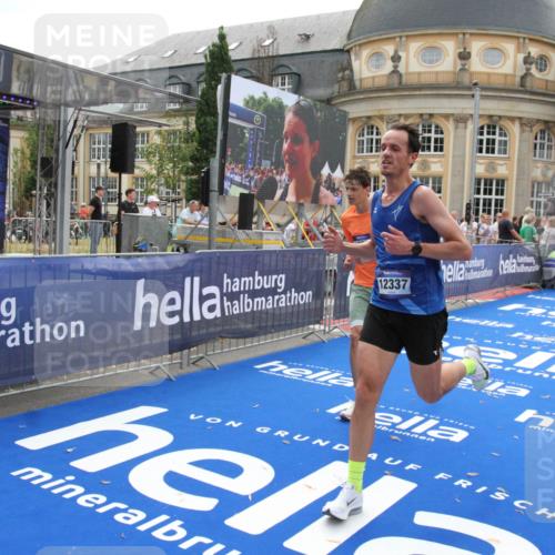 29.06.2025 - hella hamburg halbmarathon Michael Strokosch http://msf.ph/oto/8449585 29.06.2025 10:29:23 Ziel 2075, 8975, 9571, 12287, 12337, 13838, 14164, 14395, 19203 meine-sportfotos.de
