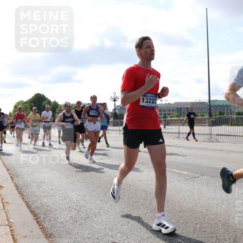 29.06.2025 - hella hamburg halbmarathon Lena Gebhardt http://msf.ph/oto/8449589 29.06.2025 09:53:51 Lombardsbrücke 309, 7734, 13554, 8023, 10792, 13223, 18873, 1098, 1119, 1413, 1424, 1476, 1902, 2270, 2365, 2402, 2516, 2623, 2823, 2890, 2937, 3004, 3146, 3186, 3414, 4140, 4235, 4237, 4247, 4310, 4949, 5115, 5362, 5460, 5528, 5532, 5650, 5692, 6071, 6198, 6282, 6309, 6375, 6388, 6575, 6903, 7167, 7385, 7448, 7480, 7734, 8023, 8269, 8928, 9030, 9043, 9105, 9126, 9482, 9619, 9626, 9633, 9723, 9965, 10792, 11077, 11848, 11936, 12084, 13009 meine-sportfotos.de