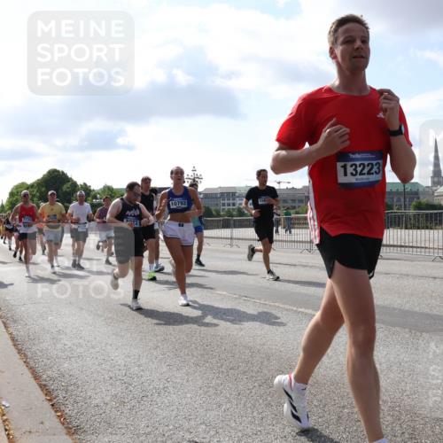 29.06.2025 - hella hamburg halbmarathon Lena Gebhardt http://msf.ph/oto/8449615 29.06.2025 09:53:51 Lombardsbrücke 7734, 10792, 156, 13223, 1098, 1119, 1413, 1424, 1476, 1902, 2270, 2365, 2402, 2516, 2623, 2823, 2890, 2937, 3004, 3146, 3186, 3414, 4140, 4235, 4237, 4247, 4310, 4949, 5115, 5362, 5460, 5528, 5532, 5650, 5692, 6071, 6198, 6282, 6309, 6375, 6388, 6575, 6903, 7167, 7385, 7448, 7480, 7734, 8023, 8269, 8928, 9030, 9043, 9105, 9126, 9482, 9619, 9626, 9633, 9723, 9965, 10792, 11077, 11848, 11936, 12084, 13009 meine-sportfotos.de