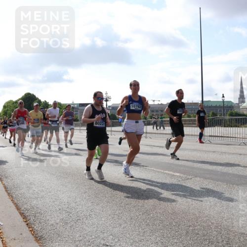 29.06.2025 - hella hamburg halbmarathon Lena Gebhardt http://msf.ph/oto/8449725 29.06.2025 09:53:51 Lombardsbrücke 6309, 7734, 15026, 8023, 10792, 15611, 1098, 1119, 1413, 1424, 1476, 1902, 2270, 2365, 2402, 2516, 2623, 2823, 2890, 2937, 3004, 3146, 3186, 3414, 4140, 4235, 4237, 4247, 4310, 4949, 5115, 5362, 5460, 5528, 5532, 5650, 5692, 6071, 6198, 6282, 6309, 6375, 6388, 6575, 6903, 7167, 7385, 7448, 7480, 7734, 8023, 8269, 8928, 9030, 9043, 9105, 9126, 9482, 9619, 9626, 9633, 9723, 9965, 10792, 11077, 11848, 11936, 12084, 13009 meine-sportfotos.de
