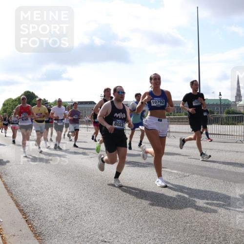 29.06.2025 - hella hamburg halbmarathon Lena Gebhardt http://msf.ph/oto/8449750 29.06.2025 09:53:52 Lombardsbrücke 6309, 8023, 10792, 1561, 1098, 1119, 1413, 1424, 1476, 1892, 1902, 2270, 2365, 2402, 2516, 2623, 2823, 2890, 2937, 3004, 3146, 3186, 3414, 4140, 4183, 4185, 4235, 4237, 4247, 4310, 4949, 5115, 5362, 5460, 5528, 5532, 5650, 5692, 6071, 6198, 6282, 6309, 6375, 6388, 6575, 6831, 6903, 7167, 7385, 7448, 7480, 7734, 8023, 8269, 8928, 9030, 9043, 9105, 9482, 9619, 9626, 9633, 9723, 9965, 10792, 11077, 11848, 11936, 12084, 13009 meine-sportfotos.de
