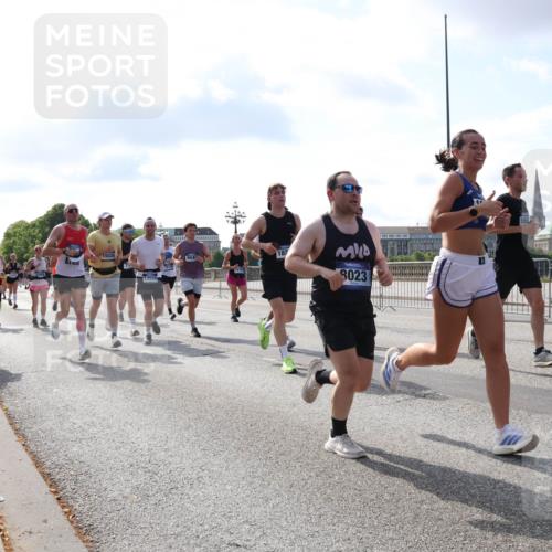 29.06.2025 - hella hamburg halbmarathon Lena Gebhardt http://msf.ph/oto/8449827 29.06.2025 09:53:52 Lombardsbrücke 6309, 15026, 13554, 9043, 8023, 53888, 1098, 1119, 1413, 1424, 1476, 1892, 1902, 2270, 2365, 2402, 2516, 2623, 2823, 2890, 2937, 3004, 3146, 3186, 3414, 4140, 4183, 4185, 4235, 4237, 4247, 4310, 4949, 5115, 5362, 5460, 5528, 5532, 5650, 5692, 6071, 6198, 6282, 6309, 6375, 6388, 6575, 6831, 6903, 7167, 7385, 7448, 7480, 7734, 8023, 8269, 8928, 9030, 9043, 9105, 9482, 9619, 9626, 9633, 9723, 9965, 10792, 11077, 11848, 11936, 12084, 13009 meine-sportfotos.de