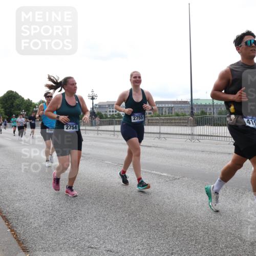29.06.2025 - hella hamburg halbmarathon Lena Gebhardt http://msf.ph/oto/8449879 29.06.2025 10:30:45 Lombardsbrücke 1420, 2754, 2569, 2755, 41, 98, 32, 1198, 1059, 1472, 1647, 2097, 2268, 2505, 2569, 2754, 2755, 2901, 3131, 3281, 4198, 4575, 4819, 6344, 6556, 6620, 7071, 7120, 7351, 8757, 9576, 9830, 10880, 10989, 11981, 11984, 12349, 12350, 12384, 12460, 12461, 12687, 12688, 13418, 14095, 14216, 14421, 14803, 15299, 15466, 15757, 15789, 15938, 16504, 16791, 16864, 17742, 17966, 18362, 18795, 18860, 19052 meine-sportfotos.de