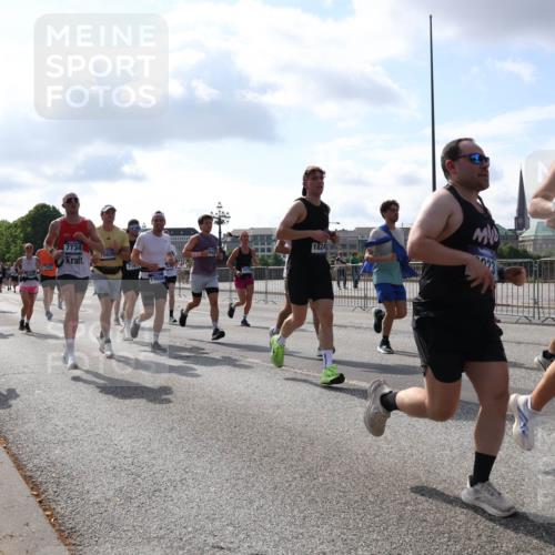 29.06.2025 - hella hamburg halbmarathon Lena Gebhardt http://msf.ph/oto/8449896 29.06.2025 09:53:52 Lombardsbrücke 6309, 7734, 15026, 1824, 716, 23, 10792, 1098, 1119, 1413, 1424, 1476, 1892, 1902, 2270, 2365, 2402, 2516, 2623, 2823, 2890, 2937, 3004, 3146, 3186, 3414, 4140, 4183, 4185, 4235, 4237, 4247, 4310, 4949, 5115, 5362, 5460, 5528, 5532, 5650, 5692, 6071, 6198, 6282, 6309, 6375, 6388, 6575, 6831, 6903, 7167, 7385, 7448, 7480, 7734, 8023, 8269, 8928, 9030, 9043, 9105, 9482, 9619, 9626, 9633, 9723, 9965, 10792, 11077, 11848, 11936, 12084, 13009 meine-sportfotos.de