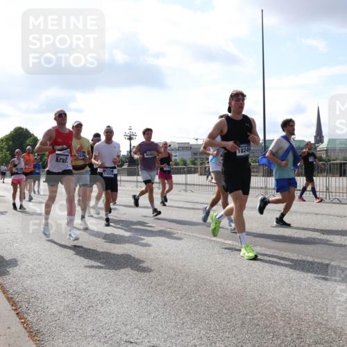 29.06.2025 - hella hamburg halbmarathon Lena Gebhardt http://msf.ph/oto/8449929 29.06.2025 09:53:53 Lombardsbrücke 6309, 282, 5020, 13554, 9042, 18249, 1098, 1119, 1413, 1424, 1476, 1892, 1902, 2270, 2365, 2402, 2516, 2623, 2823, 2890, 2937, 3004, 3146, 3186, 3414, 3785, 4140, 4183, 4185, 4235, 4237, 4247, 4310, 4949, 5115, 5362, 5460, 5528, 5532, 5650, 5692, 6071, 6198, 6282, 6309, 6375, 6388, 6575, 6831, 6903, 7167, 7385, 7448, 7480, 7734, 8023, 8269, 8928, 9030, 9043, 9105, 9463, 9482, 9619, 9626, 9633, 9723, 9965, 10529, 10792, 11077, 11848, 11936, 12084, 13009 meine-sportfotos.de