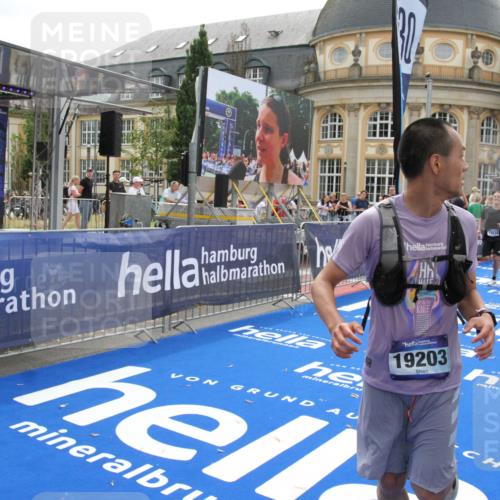 29.06.2025 - hella hamburg halbmarathon Michael Strokosch http://msf.ph/oto/8449972 29.06.2025 10:29:30 Ziel 2021, 2180, 9137, 10156, 10790, 12234, 13838, 15880, 16118, 17197, 18737, 19203 meine-sportfotos.de