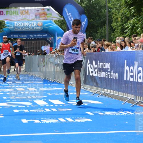 29.06.2025 - hella hamburg halbmarathon Strokosch-Dieckow http://msf.ph/oto/8449979 29.06.2025 10:38:09 Ziel 1688, 2849, 5091, 7743, 8002, 8091, 9944, 11049, 14274, 14688, 15382, 17623, 18584, 18986 meine-sportfotos.de