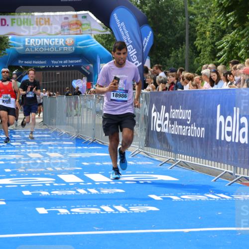 29.06.2025 - hella hamburg halbmarathon Strokosch-Dieckow http://msf.ph/oto/8450005 29.06.2025 10:38:09 Ziel 1688, 2849, 5091, 7743, 8002, 8091, 9944, 11049, 14274, 14688, 15382, 17623, 18584, 18986 meine-sportfotos.de