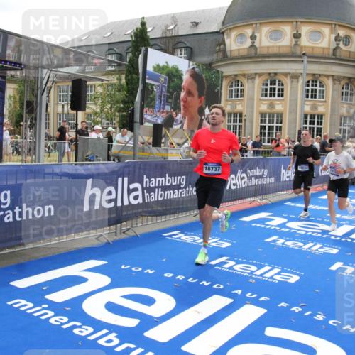 29.06.2025 - hella hamburg halbmarathon Michael Strokosch http://msf.ph/oto/8450021 29.06.2025 10:29:31 Ziel 2021, 2180, 9137, 10156, 10790, 12234, 13838, 15880, 16118, 17197, 18737, 19203 meine-sportfotos.de