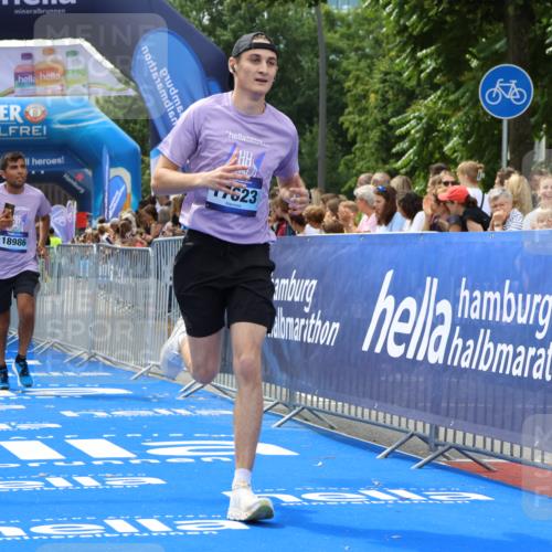 29.06.2025 - hella hamburg halbmarathon Strokosch-Dieckow http://msf.ph/oto/8450027 29.06.2025 10:38:08 Ziel 2849, 5091, 7743, 8002, 8091, 9944, 11049, 14274, 14688, 15382, 17623, 18584, 18986 meine-sportfotos.de