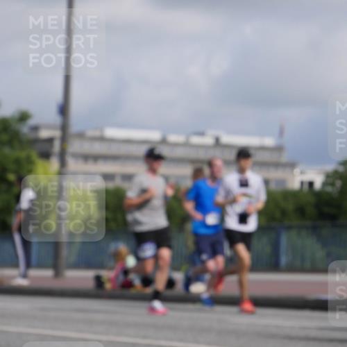 29.06.2025 - hella hamburg halbmarathon Luisa Fischer http://msf.ph/oto/8450031 29.06.2025 09:49:32 Kennedybrücke 1002, 1407, 1910, 2228, 2563, 2851, 3790, 3935, 4740, 6032, 6305, 6473, 7831, 7972, 9376, 9508, 10771 meine-sportfotos.de