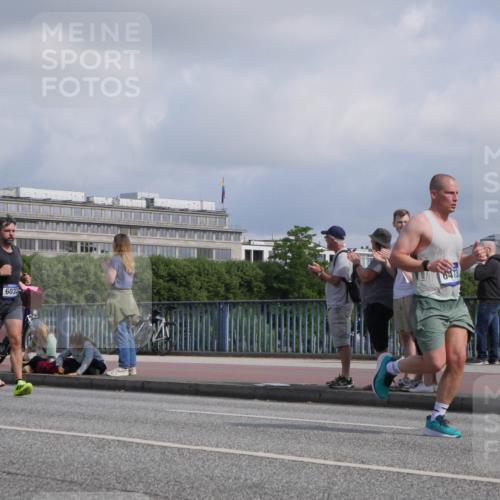 29.06.2025 - hella hamburg halbmarathon Luisa Fischer http://msf.ph/oto/8450106 29.06.2025 09:49:34 Kennedybrücke 1055, 6032, 8473, 1002, 1910, 2228, 2563, 2851, 3790, 3935, 4246, 4740, 6032, 6305, 6473, 7831, 7972, 9376, 9508, 10771 meine-sportfotos.de