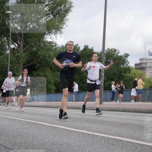 29.06.2025 - hella hamburg halbmarathon Luisa Fischer http://msf.ph/oto/8450173 29.06.2025 10:32:08 Kennedybrücke 6125, 5847, 16672, 1309, 2010, 3179, 4373, 5847 meine-sportfotos.de