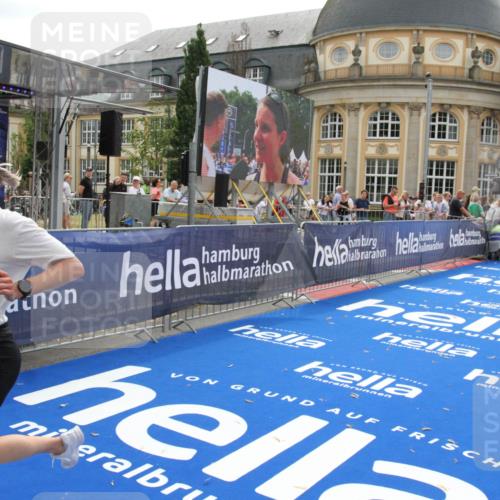 29.06.2025 - hella hamburg halbmarathon Michael Strokosch http://msf.ph/oto/8450176 29.06.2025 10:29:32 Ziel 2021, 2180, 8784, 9137, 10156, 10790, 12234, 15880, 16118, 17197, 18737, 19203 meine-sportfotos.de