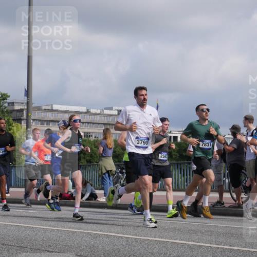 29.06.2025 - hella hamburg halbmarathon Luisa Fischer http://msf.ph/oto/8450182 29.06.2025 09:49:36 Kennedybrücke 15348, 1617, 10, 310, 3790, 2563, 7831, 1002, 1910, 2228, 2563, 2851, 3790, 4246, 4740, 6032, 6473, 6915, 7831, 7972, 9376, 10771 meine-sportfotos.de