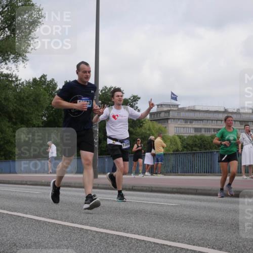 29.06.2025 - hella hamburg halbmarathon Luisa Fischer http://msf.ph/oto/8450188 29.06.2025 10:32:08 Kennedybrücke 5841, 1309, 2010, 3179, 4373, 5847 meine-sportfotos.de