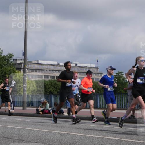 29.06.2025 - hella hamburg halbmarathon Luisa Fischer http://msf.ph/oto/8450212 29.06.2025 09:49:37 Kennedybrücke 15348, 1002, 1910, 40, 1002, 1910, 2228, 2563, 2851, 3790, 4246, 4740, 6032, 6473, 6915, 7831, 7972, 10771 meine-sportfotos.de