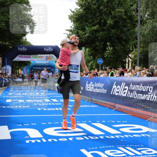 29.06.2025 - hella hamburg halbmarathon Strokosch-Dieckow http://msf.ph/oto/8450235 29.06.2025 10:38:05 Ziel 5091, 7229, 7743, 8091, 9944, 11049, 11952, 12915, 14274, 15303, 15382, 16698, 17623, 18986 meine-sportfotos.de