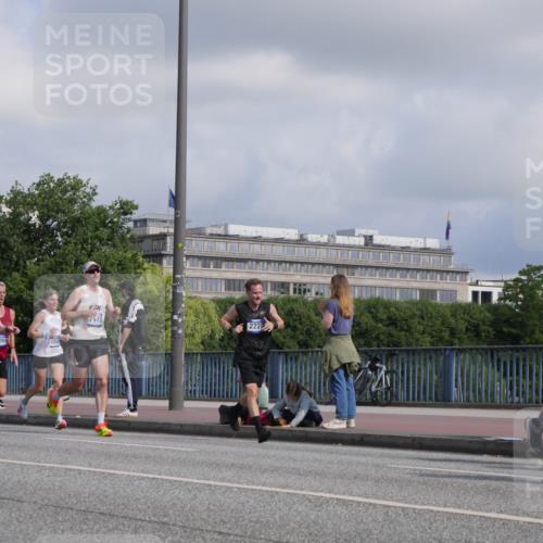 29.06.2025 - hella hamburg halbmarathon Luisa Fischer http://msf.ph/oto/8450240 29.06.2025 09:49:38 Kennedybrücke 1833, 19059, 7972, 2228, 1002, 1910, 2228, 2563, 2851, 3790, 4246, 4740, 6032, 6915, 7831, 7972, 8366, 10771 meine-sportfotos.de