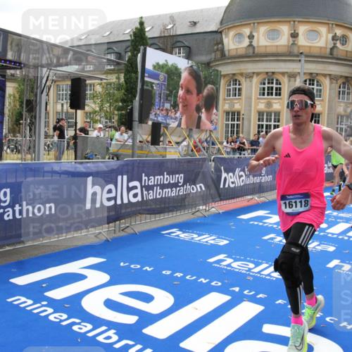 29.06.2025 - hella hamburg halbmarathon Michael Strokosch http://msf.ph/oto/8450245 29.06.2025 10:29:33 Ziel 2021, 2180, 8784, 9137, 10156, 10790, 12234, 15880, 16118, 17197, 18737 meine-sportfotos.de